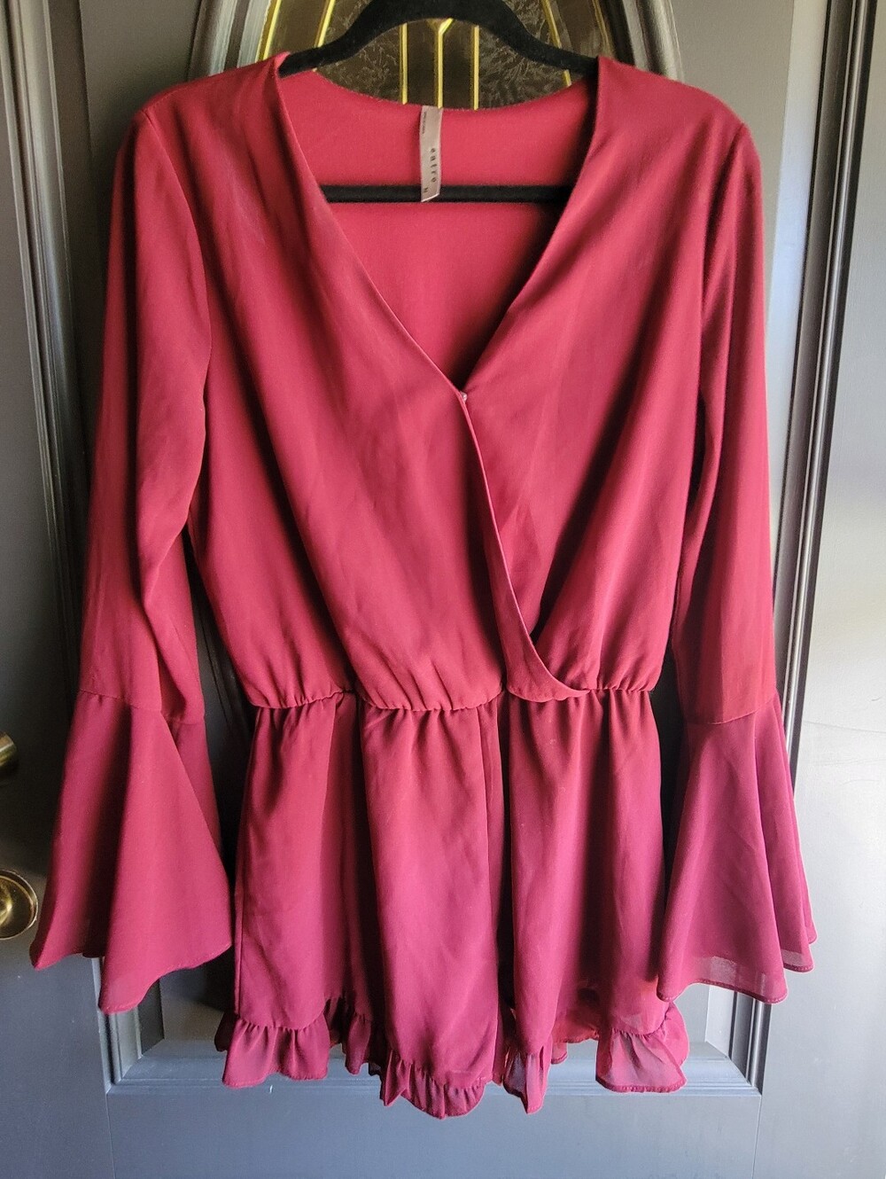 Entro Women’s Burgundy Wrap-Front Peplum Sleeve Romper size medium.